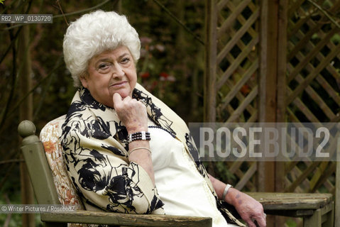 CLAIRE RAYNER at home i©Writer Pictures/Rosebud2