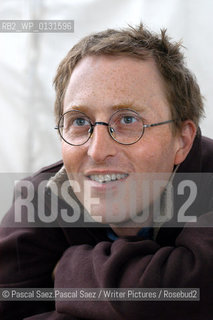 Writer Jon Ronson, author of The Men Who Stare at Goats at the Edinburgh International Book Festival 2004..Copyright©Pascal Saez.Pascal Saez/Writer Pictures/Rosebud2