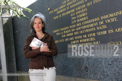 Image ID:  .Tatiana de Rosnay author of  - Elle sappelait Sarah,   Ed. Héloïse dOrmesson, Paris .In Paris, in front of the Commemorativ Inscription.©Copyrigh©t Edouard Smekens/Writer Pictures/Rosebud2