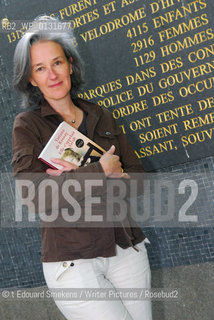 Image ID:  .Tatiana de Rosnay author of  - Elle sappelait Sarah,   Ed. Héloïse dOrmesson, Paris .In Paris, in front of the Commemorativ Inscription.©Copyrigh©t Edouard Smekens/Writer Pictures/Rosebud2