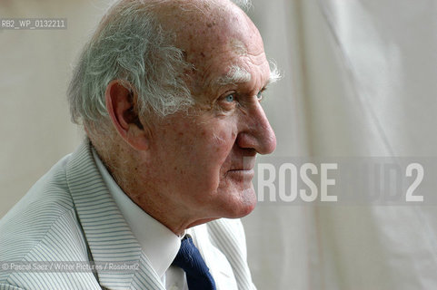 15 August 2004 - Edinburgh, UK - British writer and political commentator Anthony Sampson, author of The Anatomy of Britain.at the Edinburgh International Book Festival ..©Pascal Saez/Writer Pictures/Rosebud2