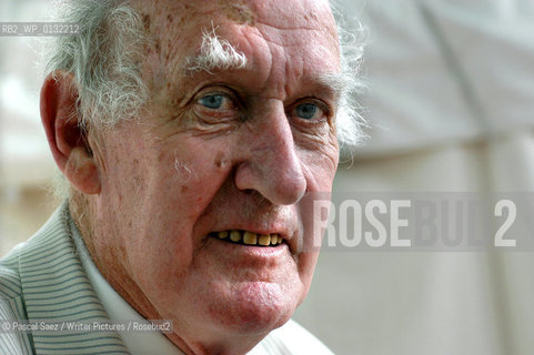 15 August 2004 - Edinburgh, UK - British writer and political commentator Anthony Sampson, author of The Anatomy of Britain.at the Edinburgh International Book Festival ..©Pascal Saez/Writer Pictures/Rosebud2