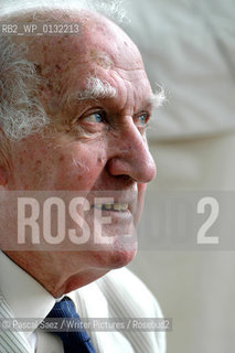 15 August 2004 - Edinburgh, UK - British writer and political commentator Anthony Sampson, author of The Anatomy of Britain.at the Edinburgh International Book Festival ..©Pascal Saez/Writer Pictures/Rosebud2