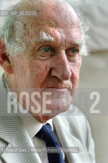 15 August 2004 - Edinburgh, UK - British writer and political commentator Anthony Sampson, author of The Anatomy of Britain.at the Edinburgh International Book Festival ..©Pascal Saez/Writer Pictures/Rosebud2