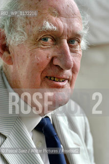 15 August 2004 - Edinburgh, UK - British writer and political commentator Anthony Sampson, author of The Anatomy of Britain.at the Edinburgh International Book Festival ..©Pascal Saez/Writer Pictures/Rosebud2