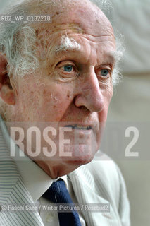 15 August 2004 - Edinburgh, UK - British writer and political commentator Anthony Sampson, author of The Anatomy of Britain.at the Edinburgh International Book Festival ..©Pascal Saez/Writer Pictures/Rosebud2