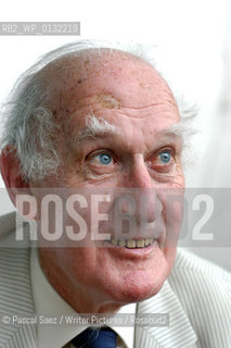 15 August 2004 - Edinburgh, UK - British writer and political commentator Anthony Sampson, author of The Anatomy of Britain.at the Edinburgh International Book Festival ..©Pascal Saez/Writer Pictures/Rosebud2
