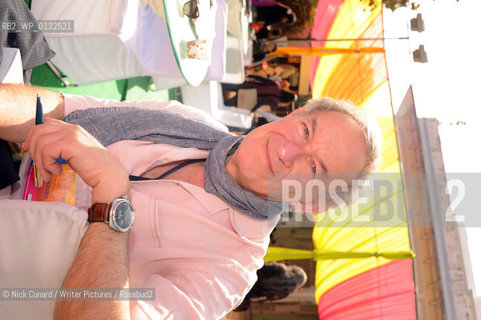 Simon Schama,  author, at The DSC Jaipur Literature Festival 2009 billed as Asias Leading Literary Festival at Diggi Palace the old city area of Jaipur,  capital city of Rajastan...copyright©Nick Cunard/Writer Pictures/Rosebud2