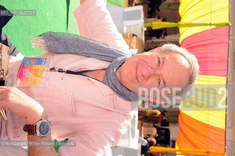 Simon Schama,  author, at The DSC Jaipur Literature Festival 2009 billed as Asias Leading Literary Festival at Diggi Palace the old city area of Jaipur,  capital city of Rajastan...copyright©Nick Cunard/Writer Pictures/Rosebud2