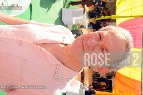 Simon Schama,  author, at The DSC Jaipur Literature Festival 2009 billed as Asias Leading Literary Festival at Diggi Palace the old city area of Jaipur,  capital city of Rajastan...copyright©Nick Cunard/Writer Pictures/Rosebud2