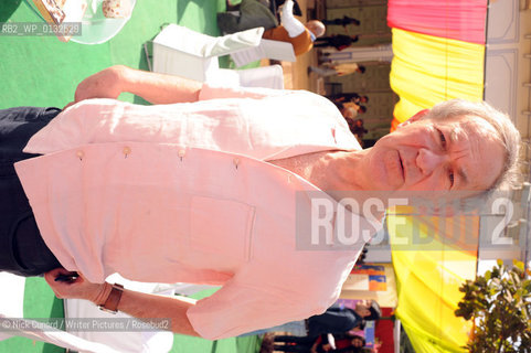 Simon Schama,  author, at The DSC Jaipur Literature Festival 2009 billed as Asias Leading Literary Festival at Diggi Palace the old city area of Jaipur,  capital city of Rajastan...copyright©Nick Cunard/Writer Pictures/Rosebud2