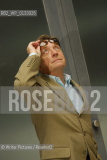 Pascal Sevran after an interview with Brice Depasse from Radio Nostalgie for Lire est un plaisir. La mélancolie des fanfares - Albin Michel
©Writer Pictures/Rosebud2