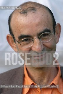 Palestinian writer and human rights lawyer Raja Shehadeh, author of When the Bulbul Stopped Singing,  his memoir of Ramallah under israeli occupation, at the Edinburgh International Book Festival 2004..Copyright©Pascal Saez.Pascal Saez/Writer Pictures/Rosebud2