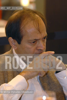 India writer Vikram Seth during a conference at the Paris Salon du Lvre 2007. Deux vies Albin Michel editions.
©Writer Pictures/Rosebud2