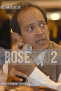 India writer Vikram Seth during a conference at the Paris Salon du Lvre 2007. Deux vies Albin Michel editions.
©Writer Pictures/Rosebud2