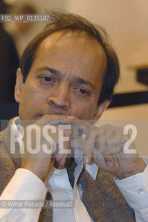 India writer Vikram Seth during a conference at the Paris Salon du Lvre 2007. Deux vies Albin Michel editions.
©Writer Pictures/Rosebud2