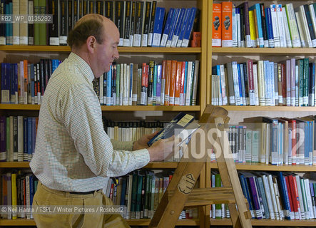 31.01.06 .Edinburgh University Press .Timothy Wright, pictured in a library with books..copyright©Neil Hanna/TSPL/Writer Pictures/Rosebud2