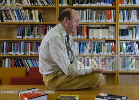 31.01.06 .Edinburgh University Press .Timothy Wright, pictured in a library with books..copyright©Neil Hanna/TSPL/Writer Pictures/Rosebud2