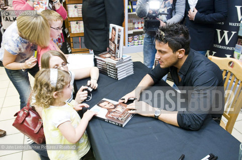 Peter Andre in Waterstones bookshop in East Kilbride near Glasgow, promoting his book My World- In Words and Pictures. With Sophie Wallace 4 and mum Sarah Wallace 31..copyright©John Linton/Writer Pictures/Rosebud2