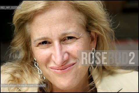 Photograph by © DAN CALLISTER   www.dancallister.com.Author Melissa Bank July 01, 2005 who wrote such best.sellers as The Girls Guide to Hunting and Fishing and now  The Wonder Spot pictured here in Manhattan, New York, USA.Copyright©Dan Callister/Writer Pictures/Rosebud2