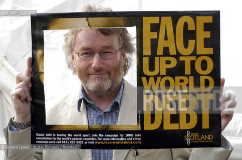 Author Iain Banks, pictured at Edinburghs Book Festival in 2003..copyright©Geraint Lewis/Writer Pictures/Rosebud2