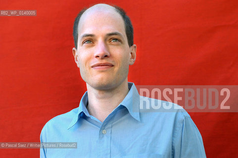  Writer and philosopher Alain de Botton (the Art of Travel, Status Anxiety) at the Edinburgh International Book Festival 2003..©Pascal Saez/Writer Pictures/Rosebud2