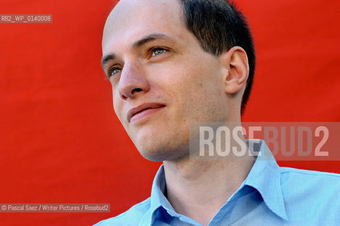  Writer and philosopher Alain de Botton (the Art of Travel, Status Anxiety) at the Edinburgh International Book Festival 2003..©Pascal Saez/Writer Pictures/Rosebud2