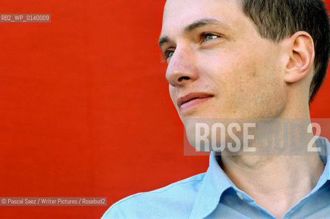  Writer and philosopher Alain de Botton (the Art of Travel, Status Anxiety) at the Edinburgh International Book Festival 2003..©Pascal Saez/Writer Pictures/Rosebud2