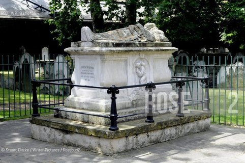 The Grave of John Bunyan the author of Pilgrimss Progress in Bunhill Fields in the city of London.  ..copyright©Stuart Clarke/Writer Pictures/Rosebud2