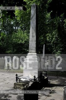 The Grave of Daniel Defoe the author of Robinson Crusoe in Bunhill Fields in the City of London.   ..copyright©Stuart Clarke/Writer Pictures/Rosebud2