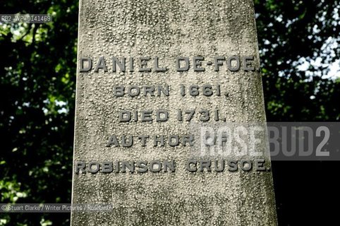 The Grave of Daniel Defoe the author of Robinson Crusoe in Bunhill Fields in the City of London.   ..copyright©Stuart Clarke/Writer Pictures/Rosebud2