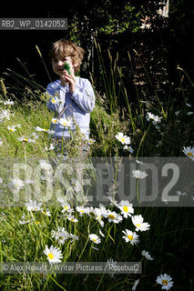 John Simpson at the Borders Book Festival 2010..The festival runs from Thursday 17th June to Sunday 20th June.for further info please go to the website at www.bordersbookfestival.org or contact Nicky Stonehill on 07740 681 560 or nicky@stonehillsalt.co.uk..Copyright©Alex Hewitt/Writer Pictures/Rosebud2