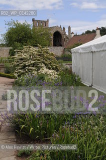 Members of the public at the Borders Book Festival 2010..The festival runs from Thursday 17th June to Sunday 20th June.for further info please go to the website at www.bordersbookfestival.org or contact Nicky Stonehill on 07740 681 560 or nicky@stonehillsalt.co.uk..Copyright©Alex Hewitt/Writer Pictures/Rosebud2