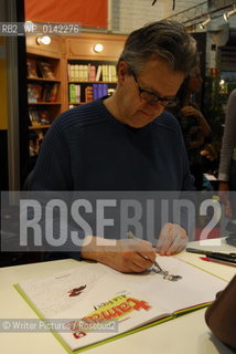 Cartoonist Darasse signing at the Dupuis ©Writer Pictures/Rosebud2