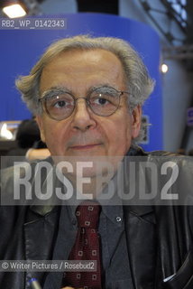 Famous TV presenter Bernard Pivot signing hi©Writer Pictures/Rosebud2