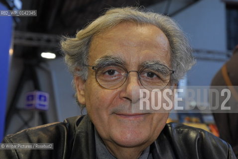 Famous TV presenter Bernard Pivot signing hi©Writer Pictures/Rosebud2