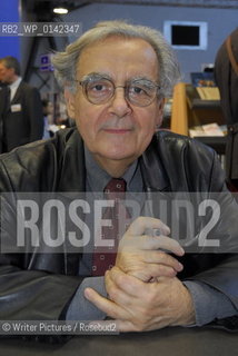 Famous TV presenter Bernard Pivot signing hi©Writer Pictures/Rosebud2