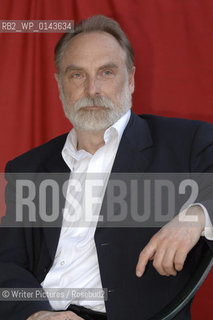 PIC: ROB MCDOUGALL / WRITERS PICTURES.EDINBURGH BOOK FESTIVAL 2005.STEFAN CHWIN
©Writer Pictures/Rosebud2