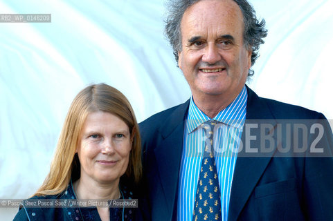 British writer and journalist Mark Tully, who specializes in the Indian sub-continent. Here at the Edinburgh International Book Festival 2003 with partner Gillian Wright..                                                 .copyright©Pascal Saez.Pascal Saez/Writer Pictures/Rosebud2