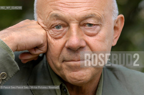 British writer John Tusa, the former director of the BBC World Service,  head of the Barbican, and one of the most influential cultural commentators,.at the Edinburgh International Book Festival 2003..                                                 .copyright©Pascal Saez.Pascal Saez/Writer Pictures/Rosebud2