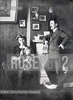 Edgar Wallace (1875-1932).English Writer who produced over 170 plays and novels..Pictured with wife Ivy and son Bryan at Tressillian Crescent.Copyright©NMG/Writer Pictures/Rosebud2