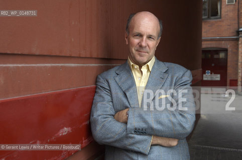 Simon Winchester,writer of books about Earthquakes.....Copyright©Geraint Lewis/Writer Pictures/Rosebud2