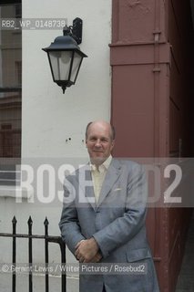 Simon Winchester,writer of books about Earthquakes.....Copyright©Geraint Lewis/Writer Pictures/Rosebud2