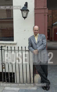 Simon Winchester,writer of books about Earthquakes.....Copyright©Geraint Lewis/Writer Pictures/Rosebud2