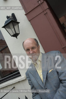 Simon Winchester,writer of books about Earthquakes.....Copyright©Geraint Lewis/Writer Pictures/Rosebud2