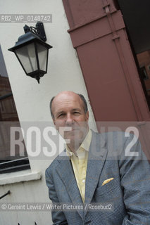 Simon Winchester,writer of books about Earthquakes.....Copyright©Geraint Lewis/Writer Pictures/Rosebud2