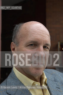 Simon Winchester,writer of books about Earthquakes.....Copyright©Geraint Lewis/Writer Pictures/Rosebud2