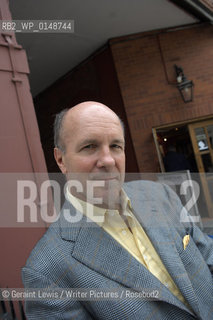Simon Winchester,writer of books about Earthquakes.....Copyright©Geraint Lewis/Writer Pictures/Rosebud2