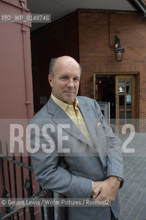 Simon Winchester,writer of books about Earthquakes.....Copyright©Geraint Lewis/Writer Pictures/Rosebud2