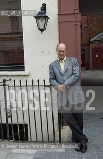 Simon Winchester,writer of books about Earthquakes.....Copyright©Geraint Lewis/Writer Pictures/Rosebud2